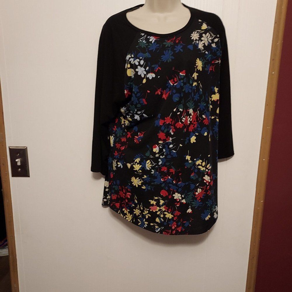 LuLaRoe   22 inch arm pit to arm pit  Ex cond 29 inchs shoulder to hem